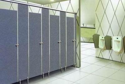 如何选择优质耐用的卫生间隔断材料